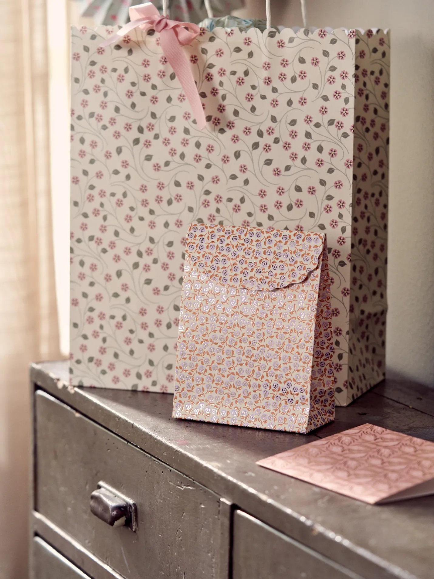 New Søstrene Grene Schweiz Kuvert-Geschenktüte Lilac
